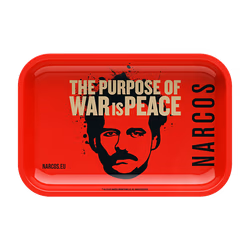 Červená kovová balicí podložka Narcos Medium s nápisem The Purpose of War is Peace